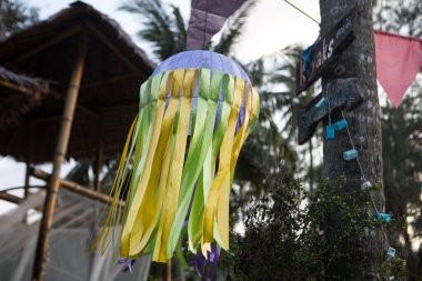 Denizin arka planında tropik bölgelerde plajda çok renkli bayrak süslemeleri