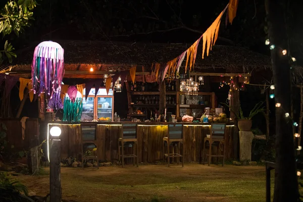 Asiático noche bar en la playa con decoración festiva — Foto de Stock