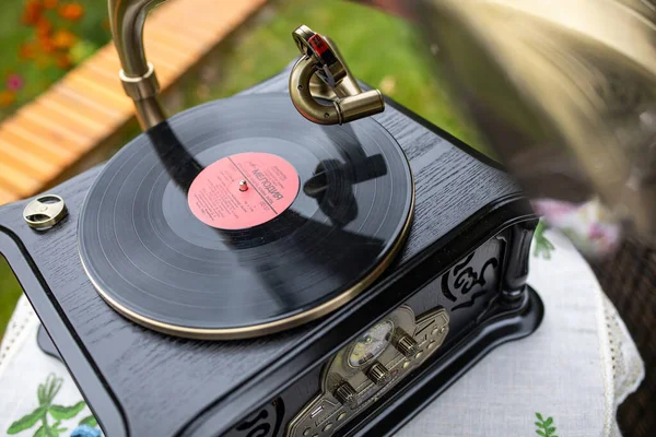 Gramófono vintage con disco de vinilo — Foto de Stock