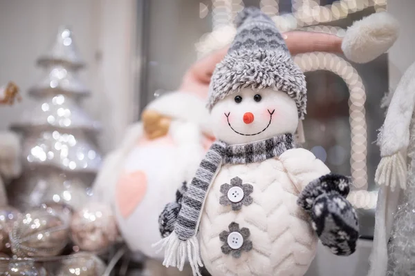 Toy hóember kötött kalapban Karácsonyi dekoráció — Stock Fotó
