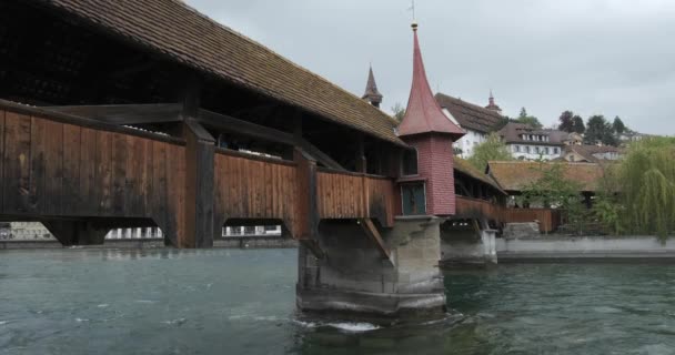 Lucerne, Švýcarsko pohled a jeho středověké architektury. Most Spreuerbrucke na řece Reuss ve starém městě — Stock video