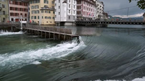 Antigua presa Nadelwehr en el centro del casco antiguo de Lucerna en el río Reuss, Suiza — Vídeos de Stock