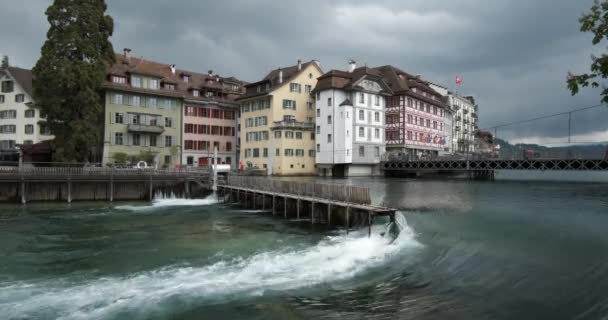 Старая дамба Надельвер в центре старого города Люцерн на реке Ройс, Швейцария — стоковое видео