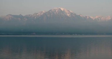 Cenevre Gölü 'nün panoramik manzarası ve İsviçre' nin Montreux kentinden Güney Alpler 'in Le Grammont Dağı.