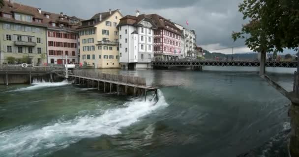 Stará přehrada Nadelwehr v centru starého města Lucerna na řece Reuss, Švýcarsko — Stock video