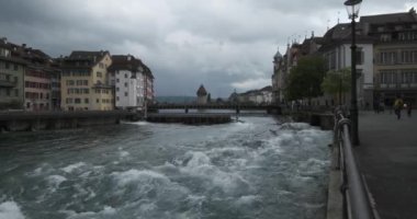 İsviçre 'nin Reuss nehri kıyısındaki eski Lucerne kasabasının merkezinde eski baraj Nadelwehr.