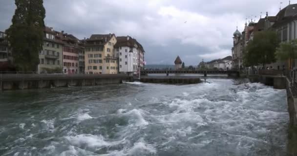 Barragem velha Nadelwehr no centro da cidade velha de Lucerna, no rio Reuss, Suíça — Vídeo de Stock