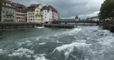 İsviçre 'nin Reuss nehri kıyısındaki eski Lucerne kasabasının merkezinde eski baraj Nadelwehr.