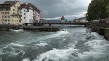 İsviçre 'nin Reuss nehri kıyısındaki eski Lucerne kasabasının merkezinde eski baraj Nadelwehr.