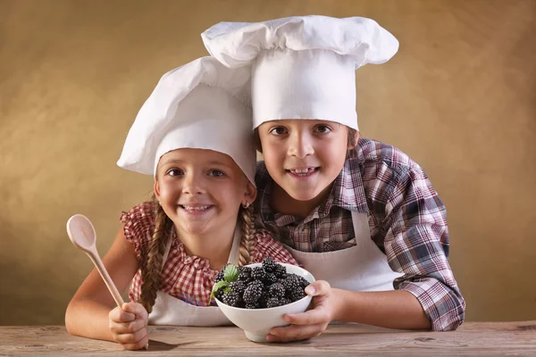 Mangia il concetto giusto - bambini con more in una ciotola — Foto Stock