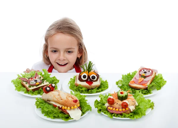 Glückliches Kind findet die Sandwiches — Stockfoto