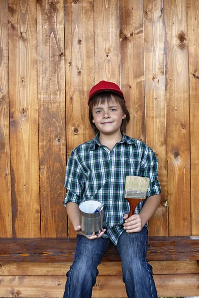 Rapaz pintando o galpão ferramenta — Fotografia de Stock