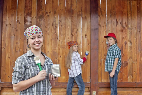 女性や子供たちが木の小屋の絵 — ストック写真
