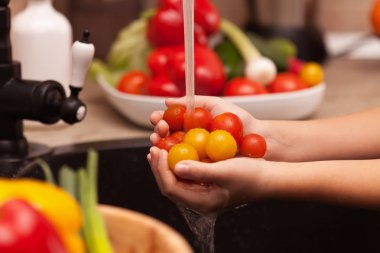 Malzemeler - cherry domates yıkama bir sebze salatası yapmak