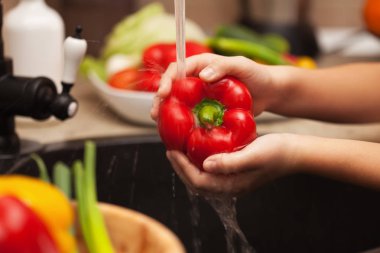 Sağlıklı bir salata - kırmızı çan pepp için taze sebze yıkama