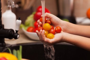 Sağlıklı bir salata - cherry domates yıkama çocuk eller hazırlanması, 