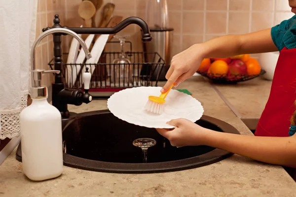 Le mani del bambino lavano i piatti al lavello della cucina, poco profondo — Foto Stock