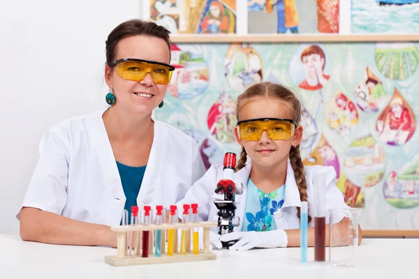 Profesora con un joven estudiante en la clase de ciencias primarias — Foto de Stock