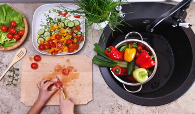 Çocuk el kiraz domates bir salata için dilimleme Üstten Görünüm