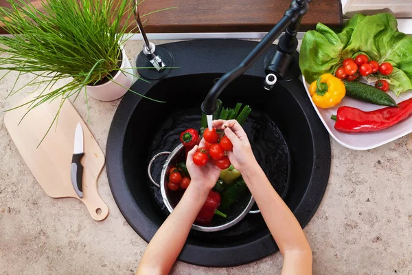 Kind handen wassen fruit op het aanrecht — Stockfoto