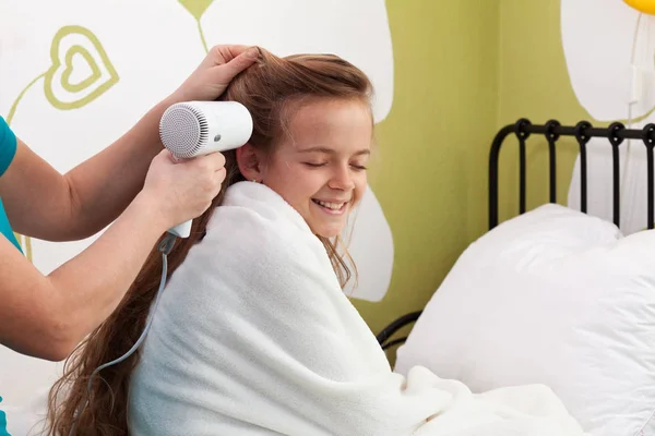 Mutter trocknet ihrem kleinen Mädchen nach dem Bad die Haare — Stockfoto