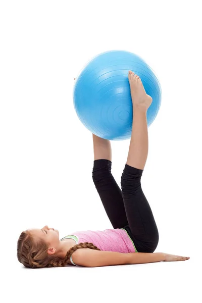 Ung flicka gör benen och buken gymnastiska övningar — Stockfoto