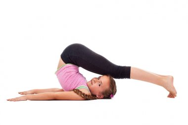 Genç kız esneklik jimnastik egzersiz yaparak