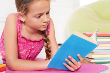 kız yere kitap okuma