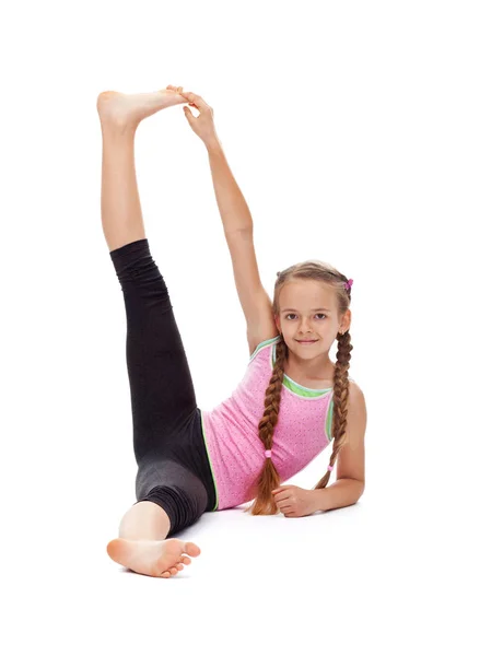 Chica joven haciendo un ejercicio de gimnasia de estiramiento — Foto de Stock