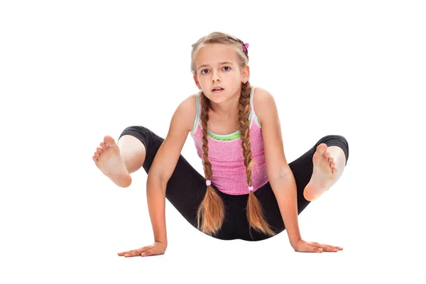 Młoda dziewczyna robi ćwiczenia gimnastyczne — Zdjęcie stockowe