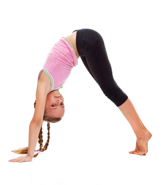 Menina fazendo exercícios de ginástica no chão — Fotografia de Stock