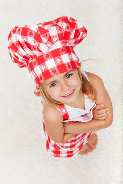 Feliz niña chef mirando hacia arriba y sonriendo —  Fotos de Stock