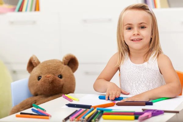Liten flicka ritning med hennes leksak Björn att hålla företaget — Stockfoto