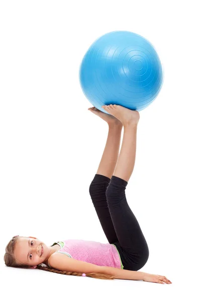 Fiatal lány csinál, erőt és egyensúlyt gimnasztikai gyakorlatok — Stock Fotó