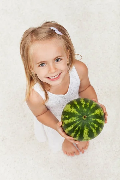 Bir karpuz holding - aramaktan mutlu sağlıklı küçük kız — Stok fotoğraf