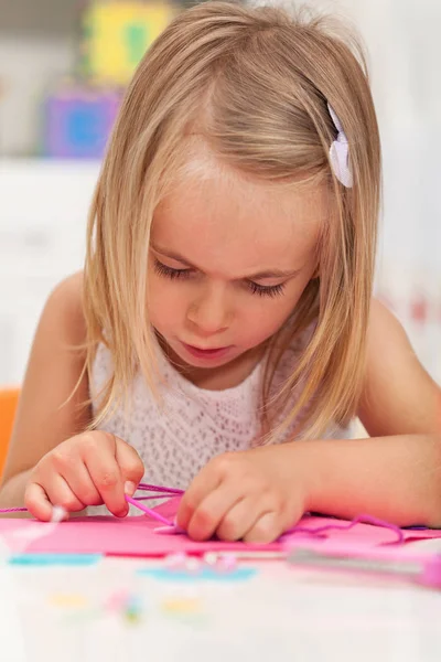 Menina trabalhando em um projeto de artesanato — Fotografia de Stock