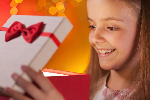 Young girl opening her christmas present — Stock Photo, Image