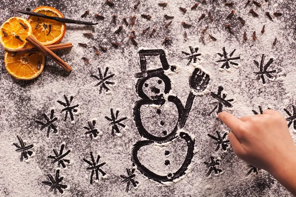 Esperando las vacaciones de invierno - niño dibujo a mano navidad s —  Fotos de Stock