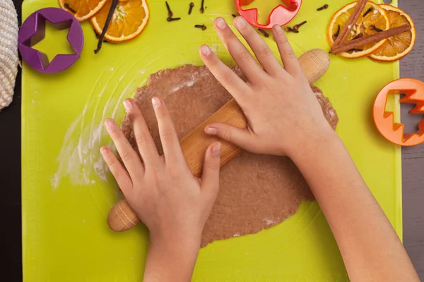 Estirar la masa galletas de Navidad - vista superior — Foto de Stock