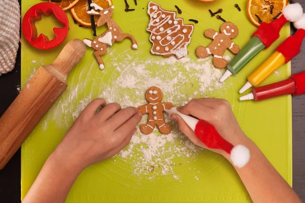 Child hands making gingerbread cookie people - top view — Stock Photo, Image