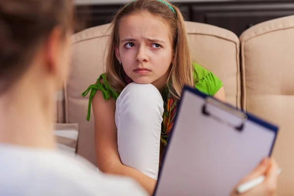 Triste chica adolescente que busca ayuda y asesoramiento de un profesor de asesoramiento — Foto de Stock