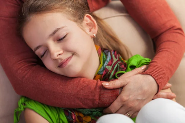 Jong tiener meisje geniet communie met haar moeder armen holdin — Stockfoto