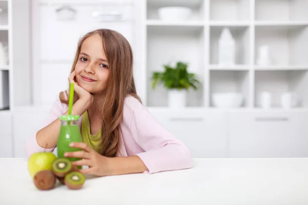 Vá verde com sua dieta - menina adolescente feliz saudável com fresco Imagens De Bancos De Imagens Sem Royalties