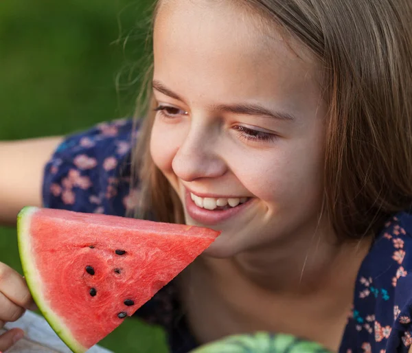 Ung flicka med skiva vattenmelon - leende — Stockfoto
