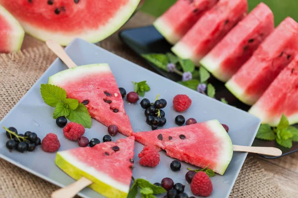 Variedade de frutos de verão em uma chapa - alternativa de refeição leve sã — Fotografia de Stock