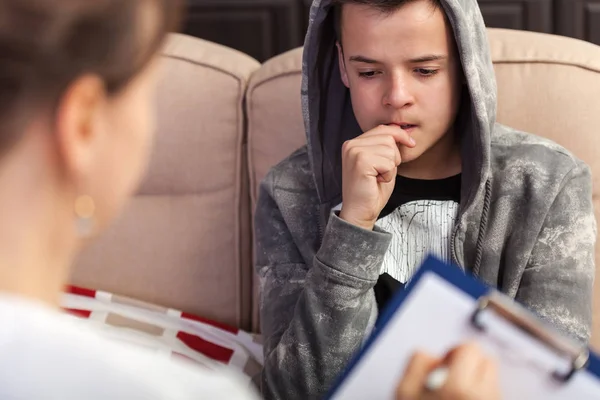 Young teenager boy at counseling - biting nails immersed in thou — Stock Photo, Image