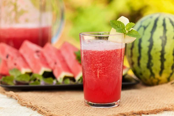 여름 청량 음료 - 과일을 곁들인 수박 스무디 와 W. — 스톡 사진