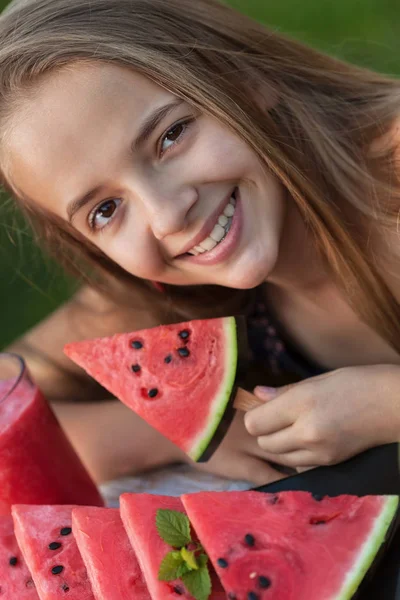 Glückliches junges Mädchen mit Wassermelonenscheibe - Portrait — Stockfoto