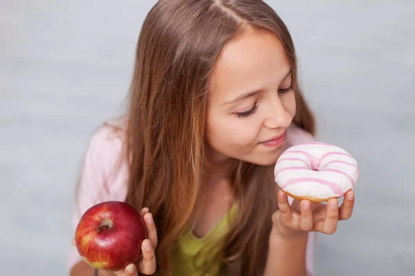 Snacks saludables versus dulces - las opciones de dieta que tomamos concepto Fotos de stock libres de derechos