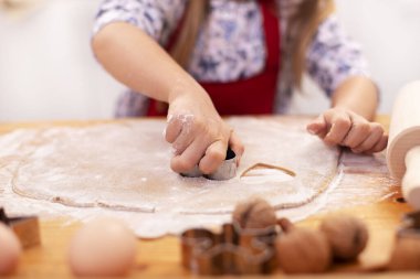 Küçük kız el kesimi zencefilli kurabiye kalpler Stre